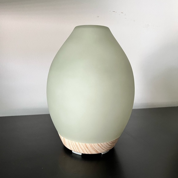 Essential Oils/Oil Diffuser - Picture 1 of 5